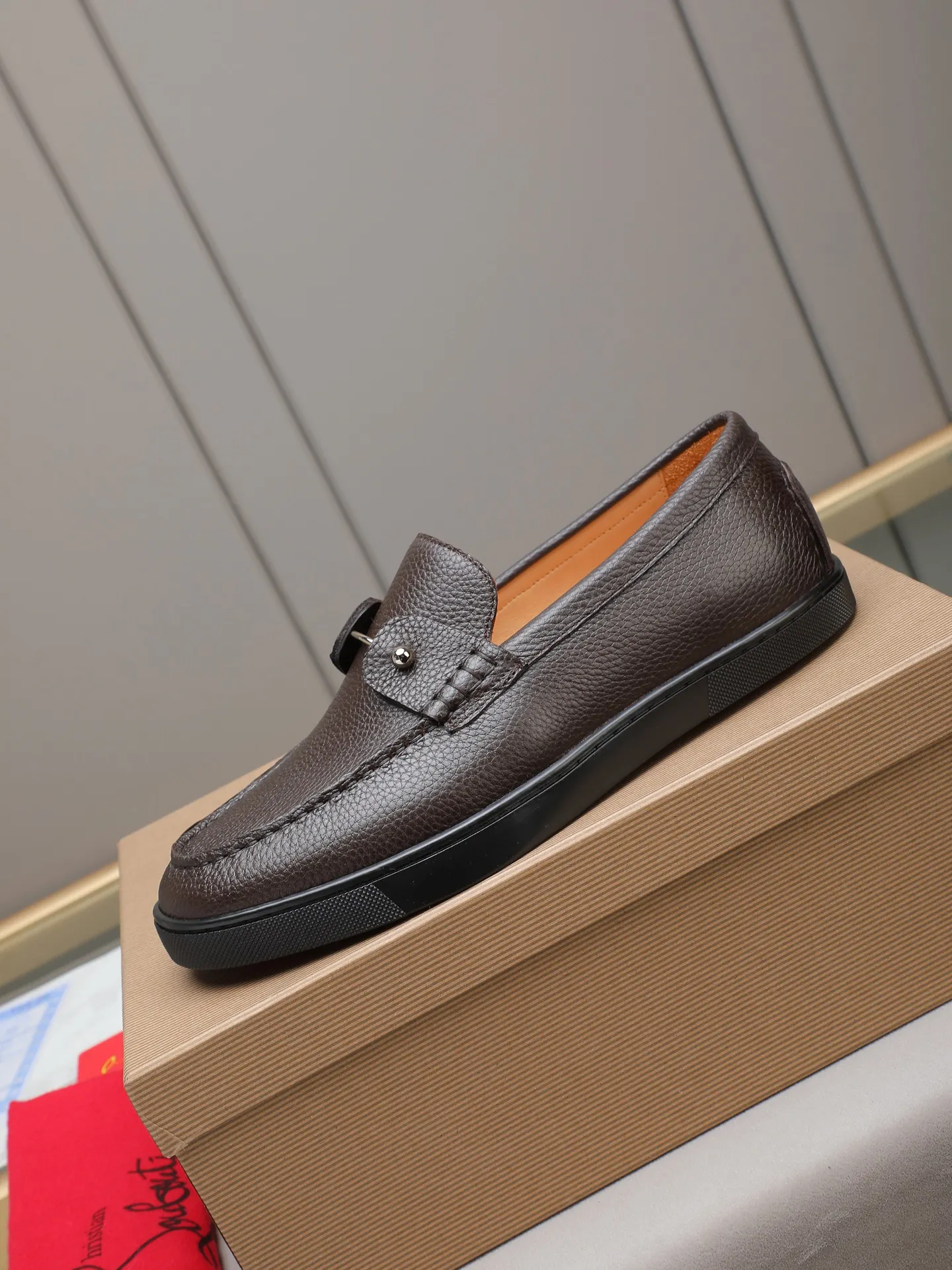 PP480 Christian Louboutin (red-soled shoes) Italian men's casual sneakers are shipped! Each pair of shoes from this Italian handmade shoe brand has a simple and classic design, which is very comfortable and versatile! The upper fabric of this shoe is made of imported cowhide, with high-end and comfortable cowhide lining! The outsole is made of original rubber bottom sheets and is lined with cowhide! Brand-specific mold-opening foot bed, exclusive private mold control! Original box packaging! 39 40 41 42 43 44 (38 45 46 customized)